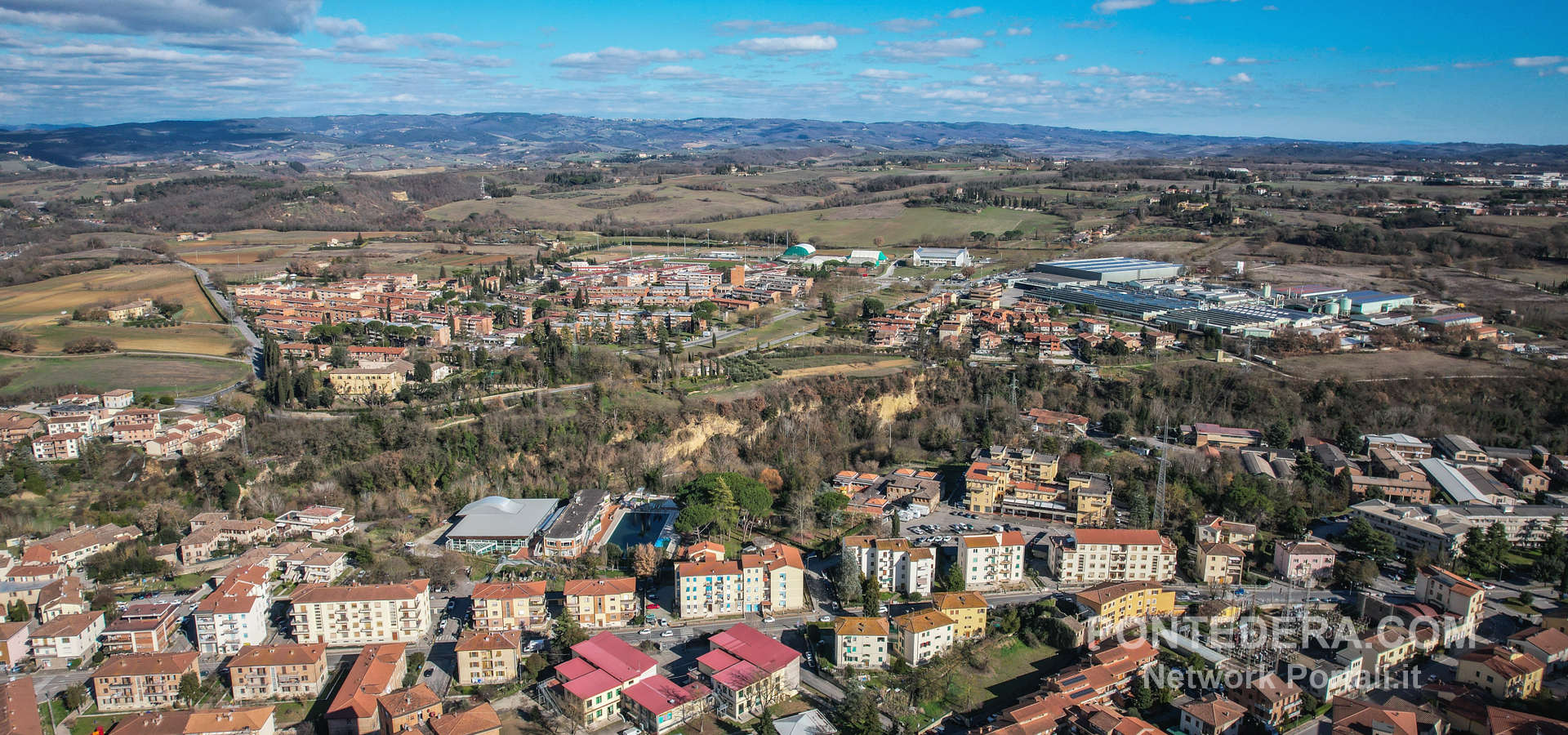 Vista aerea di Pontedera, Toscana, con la piana dell'Arno sullo sfondo